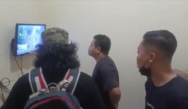 Ajudan Kapolres Toraja Utara 2 Petugas Polsek Panakukang Kota mempelajari CCTV. (Foto: iNews/ M Nur Bone)