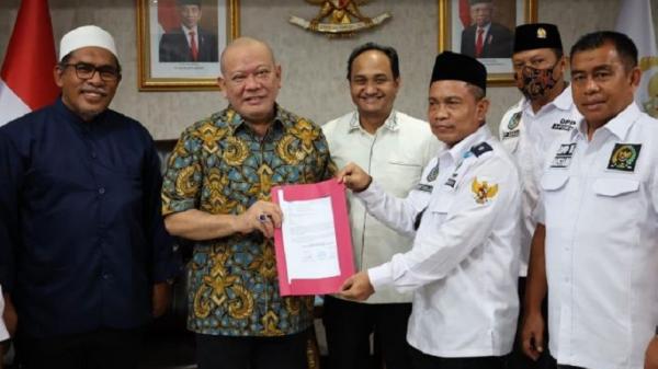 Ketua DPD AA La Nyalla Mahmud Mattalitti APDESI Ketua DPD AA La Nyalla Mahmud Mattalitti saat menerima kunjungan pengurus APDESI di rumah dinasnya. (Foto: ist)