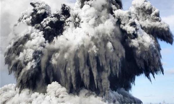 Gunung berapi bawah laut di Tonga meletus memicu peringatan tsunami. (Foto: Reuters)