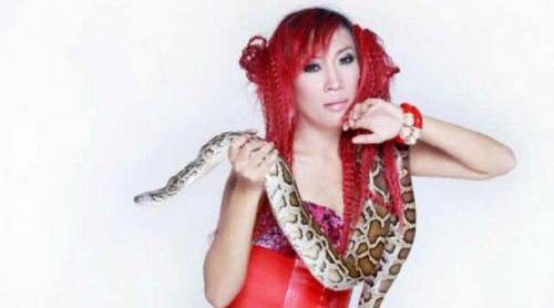 16 Dewi Sanca Artis Cantik Suka Pelihara Ular. (Foto: istimewa)