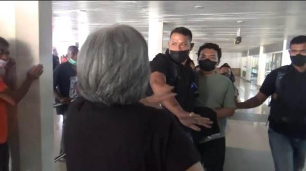 Oknum TNI Diamuk Emak-emak korban penipuan oknum TNI mengamuk begitu mengetahui oknum itu ditangkap. (Foto: iNews TV/Nurdin Abdullah)