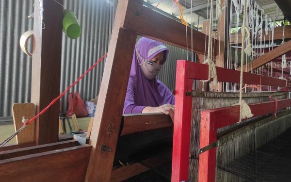 Magdalena (63) saat menenun kain cual Pakaian adat Bangka Belitung, proses menenun Kain Cual. (Foto: iNews/Rizki Ramadhani)