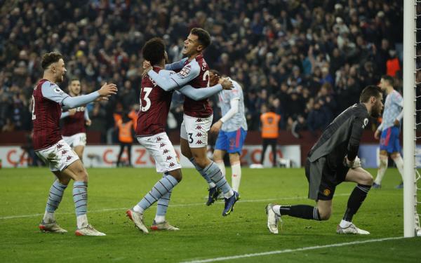 Pemain anyar Aston Villa, Philippe Coutinho merayakan gol ke gawang Manchester United bersama Carney Chukwuemeka dan Matty Cash dalam laga Liga Inggris 2021/2022 di Stadion Villa Park, Birmingham, Minggu (16/1/2022). (Foto: REUTERS/John Sibley)
