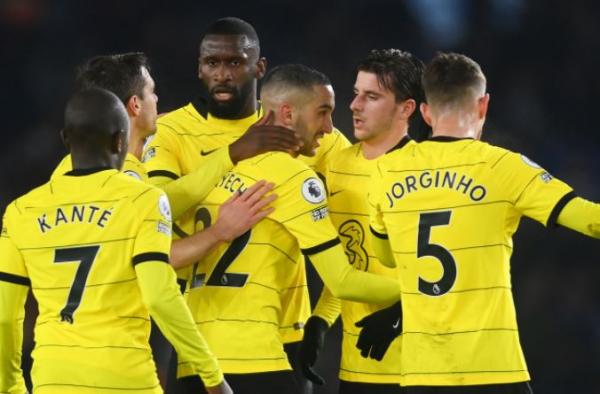 Chelsea vs Brighton Pemain Chelsea, Hakim Ziyech (22) merayakan gol ke gawang Brighton & Hove Albion dengan rekan setimnya dalam laga Liga Inggris 2021/2022 di Stadion American Express Community, Rabu (19/1/2022). (Foto: Twitter/@ChelseaFC)