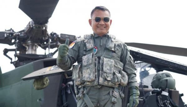 Dudung KSAD Jenderal TNI Dudung Abdurachman menerbangkan Helikopter serang AH-64E Apache. (Foto Dispenad).