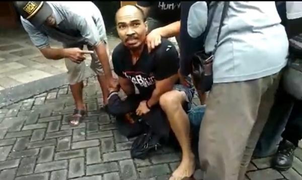 pembunuhan guru les piano Pelaku pembunuhan saat ditangkap warga setelah mencoba kabur. (Foto: iNews.id/Bambang Sugiarto).
