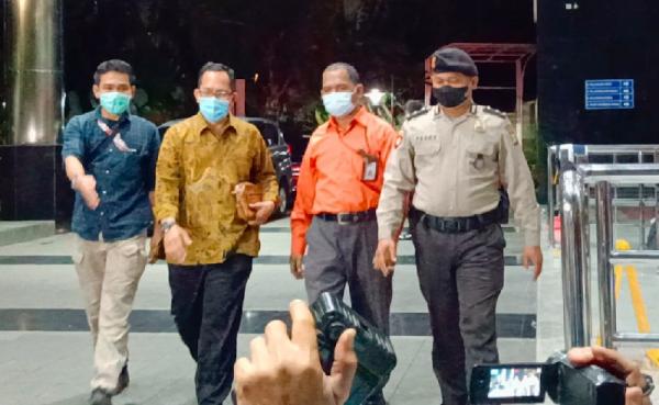 Itong Isnaeni Hidayat (baju batik) tiba di Gedung KPK, Kamis (20/1/2022) malam. (Foto: MPI).