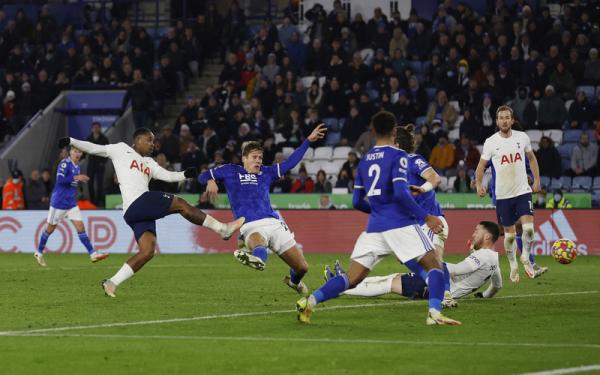 Winger Tottenham Hotspur, Steven Bergwijn melepaskan tembakan ke gawang Leicester City dalam laga Liga Inggris 2021/2022 di Stadion King Power, Kamis (20/1/2022). (Foto: REUTERS/Jason Cairnduff)
