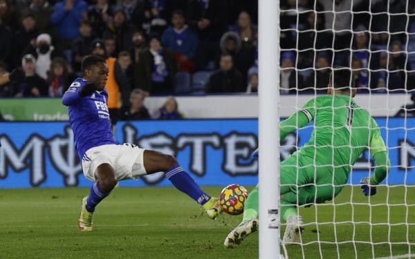 Striker Leicester City, Patson Daka berusaha menyarangkan bola ke gawang kiper Tottenham Hotspur, Hugo Lloris dalam laga Liga Inggris 2021/2022 di Stadion King Power, Kamis (20/1/2022). (Foto: REUTERS/Jason Cairnduff)