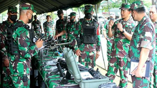 YONIF RAIDER 301 PKS1 Kasdam III/Siliwangi Brigjen TNI Darmono Susastro mengecek persenjataan prajurit Yonif Raider 301/PKS yang akan melaksanakan tugas ke Papua. (Foto: Pendam Siliwangi)