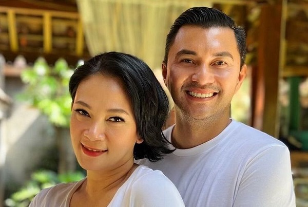 Artis Pria Tampan yang Menikah dengan Wanita Lebih Tua. (foto: Instagram)