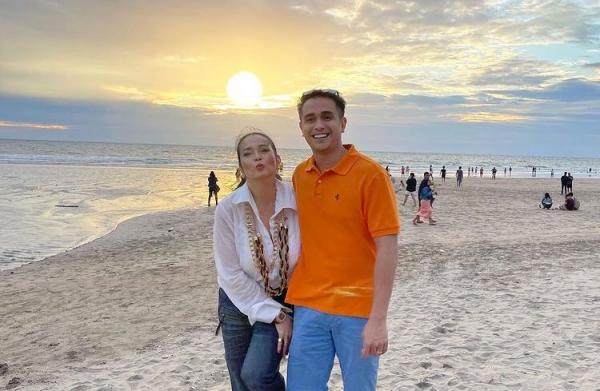 Arjun Perwira dan J Arjun Perwira bersama sang istri. (Foto: IG)
