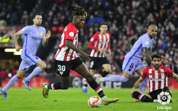 Gelandang Athletic Bilbao, Nico Williams Gelandang Athletic Bilbao, Nico Williams (30) mengontrol bola saat melawan Barcelona dalam laga Copa del Rey 2021/2022 di Stadion San Mames, Jumat (21/1/2022). (Foto: Twitter/@AthleticClub)