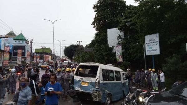 Kecelakaan Balikpapan 2 Ist Kecelakaan beruntun terjadi Jalan Soekarno-Hatta, Muara Rapak, Balikpapan Utara, Kalimantan Timur, Jumat (21/1/2022) Pukul 06.30 Wita.