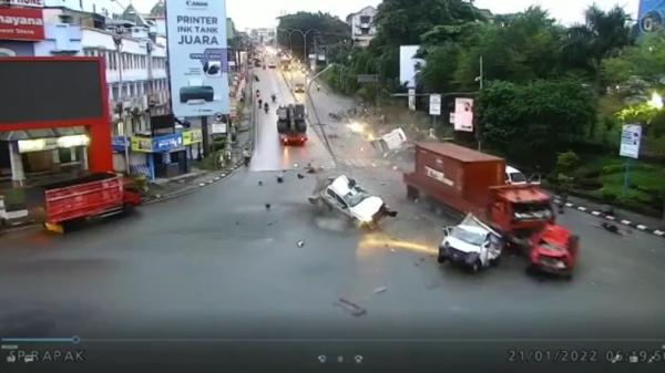 Kecelakaan maut di Balikpapan, Kaltim-2 Kecelakaan maut di Balikpapan, Kaltim. Truk kontainer hajar mobil dan motor saat berhenti di lampu merah (Istimewa)