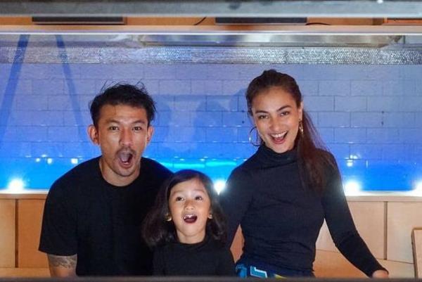 Artis Pria Tampan yang Menikah dengan Wanita Lebih Tua. (foto: Instagram)