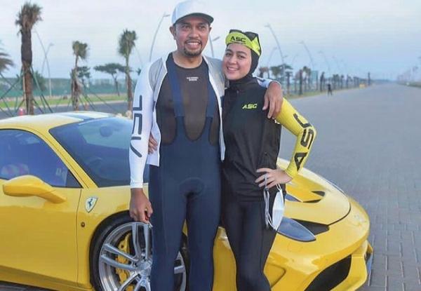 Ahmad Sahroni dengan Tesla model X.