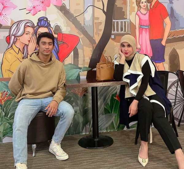 Artis Senior yang Tampak Seumuran dengan Anaknya. (foto: Instagram)