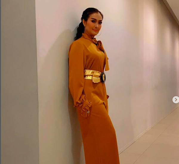 Artis Senior yang Tampak Seumuran dengan Anaknya. (foto: Instagram)