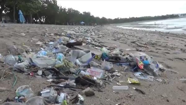 Pantai Kuta Sampah 2 Sampah plastik menumpuk di bibir Pantai Kuta Bali. (Foto: iNews/Bagus Alit).