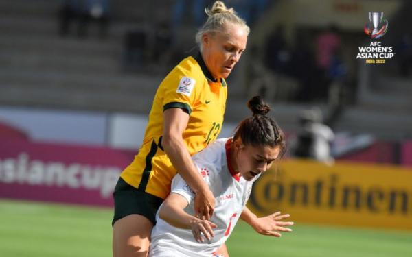 Pemain Australia, Tameka Yallop Pemain Australia, Tameka Yallop (13) berusaha merebut bola dari pilar Filipina, Carleigh Frilles dalam laga kedua Grup B Piala Asia Wanita 2022, Senin (24/1/2022). (Foto: Twitter/@afcasiancup)