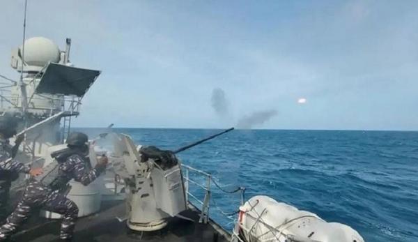 TNI AL KRI Hasan Basri-382 melaksanakan latihan penembakan meriam di perairan Laut Jawa. (Foto IG Puspen TNI).