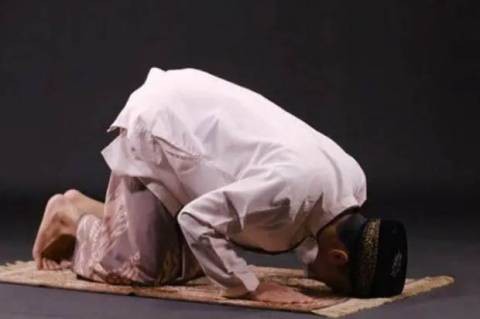 Tata Cara Sholat Hajat Ilustrasi sholat hajat