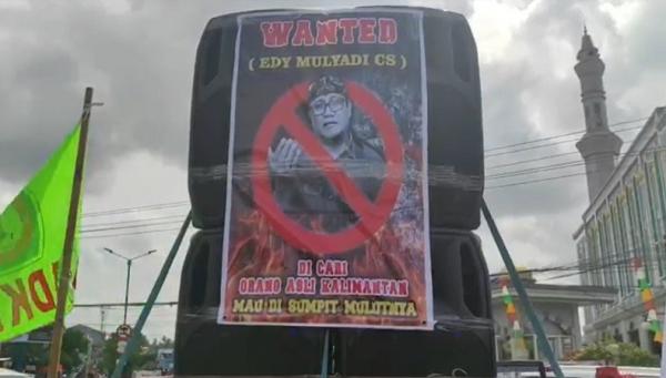 Demo Edy Mulyadi Masyarakat Dayak menggelar aksi damai mengecam Edy Mulyadi. (Foto: iNews/Maskaryadiansyah).
