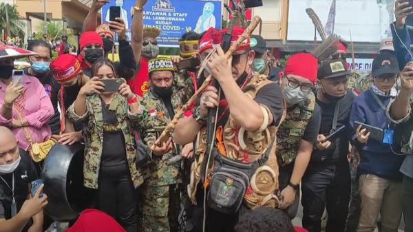 Suasana ritual potong babi dan ayam ormas adat dayak saat demo meminta polisi tangkap Edy Mulyadi. (Foto: iNews/Maskaryadiansyah)