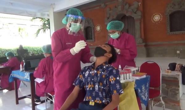Tes Pcr Siswa Bali Sebanyak 31 siswa kontak erat menjalani tes PCR. (Foto: iNews/Bagus Alit).