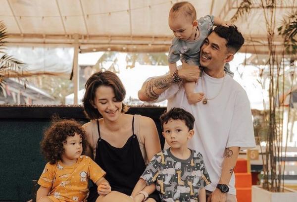 Artis cantik menikah dengan lawan main di film, Fandy Christian dan Dahlia Poland. (Foto: IG)