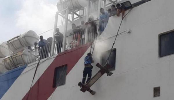 KM Pantokrator terbakar di Pelabuhan Samarinda, Rabu (26/1). (Foto: Ist).