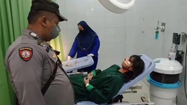 KORBAN PEMBACOKAN PURWAKARTA Dewi Irmayanti, korban pembacokan, dirawat intensif di RSUD Bayu Asih Purwakarta. (FOTO: iNews/IRWAN)
