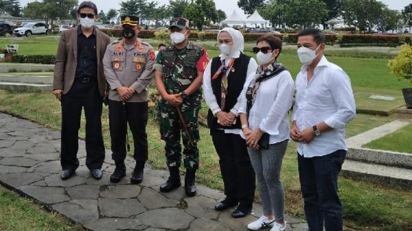 Bupati Karawang Cellica Nurrachadiana menyampaikan duka cita kepada Nurul Arifin dan keluarga. (Foto: NILAKUSUMA)
