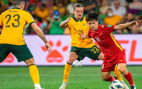 Australia vs Vietnam Nguyen Hoang Duc Pemain Vietnam, Nguyen Hoang Duc dikawal ketat pilar Australia, Tom Rogic dan Jackson Irvine dalam laga Kualifikasi Piala Dunia 2022 zona Asia di Stadion AAMI Park, Melbourne, Kamis (27/1/2022). (Foto: Twitter/@afcasiancup)