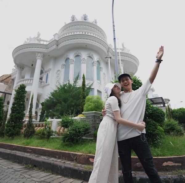In Rumah mewah milik salah satu Crazy Rich di Indonesia.