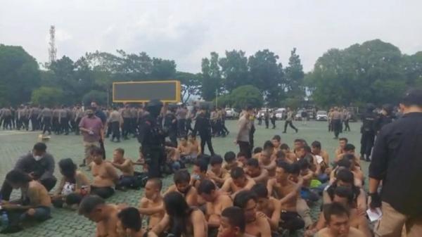 ORMAS GMBI1 Anggota ormas yang melakukan aksi anarkistis ditangkap dan dikumpulkan di lapangan Mapolda Jabar. (Foto: Humas Polda Jabar)