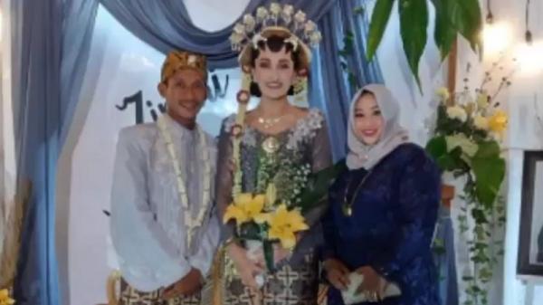 nikahi bule cantik Kedua mempelai berfoto saat resepsi pernikahan. (istimewa).