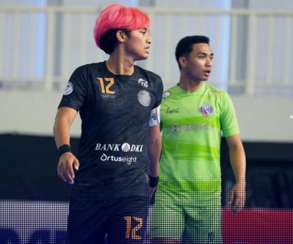 Halus vs Safin Bayu Saptaji Halus FC akhirnya merasakan kemenangan di Liga Futsal Profesional 2021. Bayu Saptaji (hitam) dkk melibas Safin FC 4-1 dalam lanjutan Liga Futsal Profesional 2021. (foto: instagram/Safinfc)