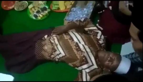 penghulu meninggal Penghulu supaan ambruk di depan calon pengantin dan tak sadarkan diri. (foto: iNews.id/Saif Hajarani).
