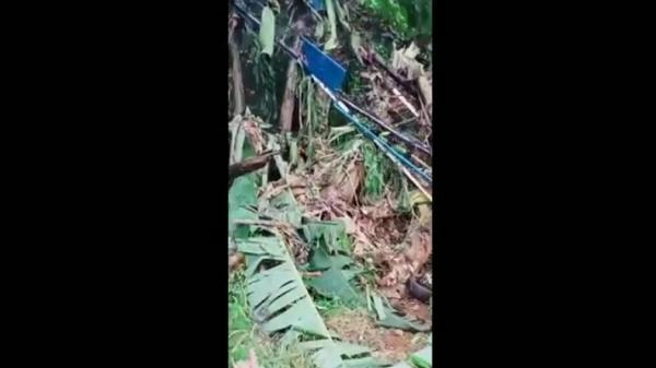 Pesawat Jatuh Cibubur 2 Ist Rio Pesawat Sky Ranger 912 FASI yang diawaki dua orang jatuh di lokasi perkemahan Cibubur, Jakarta, Minggu (30/1/2022) pagi. (Foto: Video amatir).