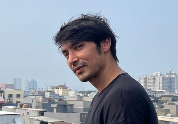 Abimana Aryasatya Artis Bertemu Orangtua Setelah Dewasa. (foto: Instagram)