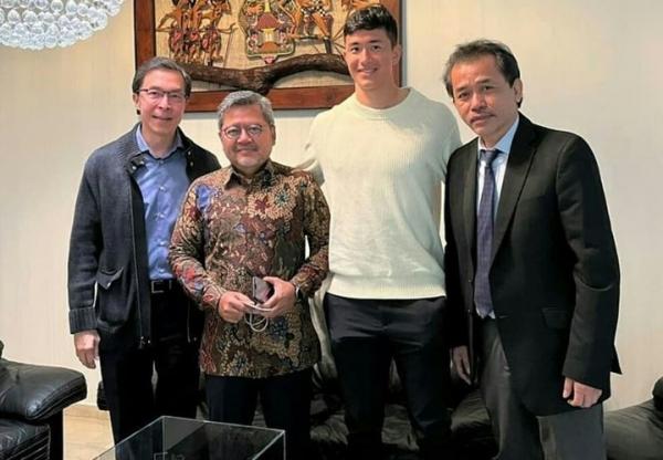 Kiper Panathinaikos keturunan Indonesia, Cyrus Margono (kedua dari kanan) mengunjungi Kedubes RI di Athena pada Jumat (28/1/2022). (Foto: Instagram/@indonesiainath)