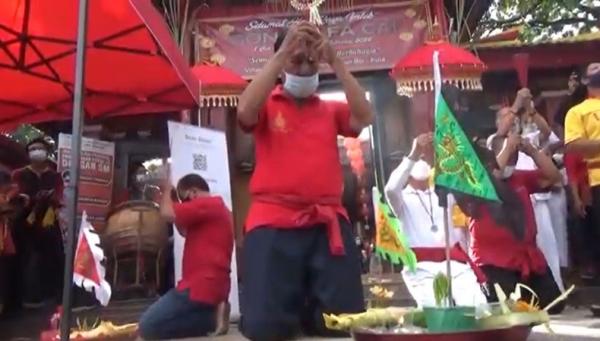 Ritual tolak bala menyambut Tahun Baru Imlek di Vihara Leeng Gwan Bio, Kuta, Bali.  (Foto: iNews/Bagus Alit).