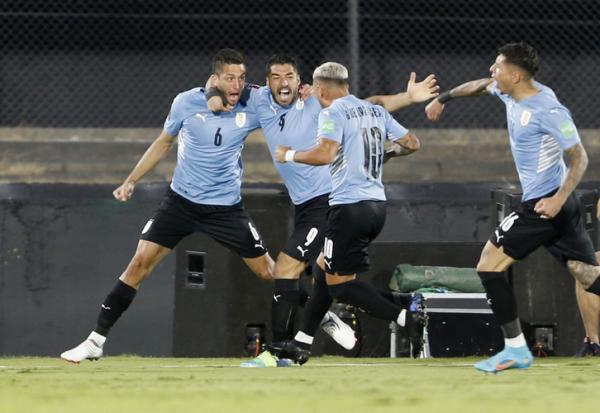 Gelandang Timnas Uruguay, Rodrigo Bentancur (6) merayakan gol kilat saat melawan Venezuela dalam laga Kualifikasi Piala Dunia 2022 zona CONMEBOL, Rabu (2/2/2022). (Foto: REUTERS)