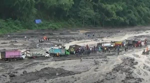Puluhan truk terjebak banjir lahar dingin Merapi di Kali Boyong, Sleman, Kamis (3/2/2022). (Foto: iNews TV/Gunanto Farhan)