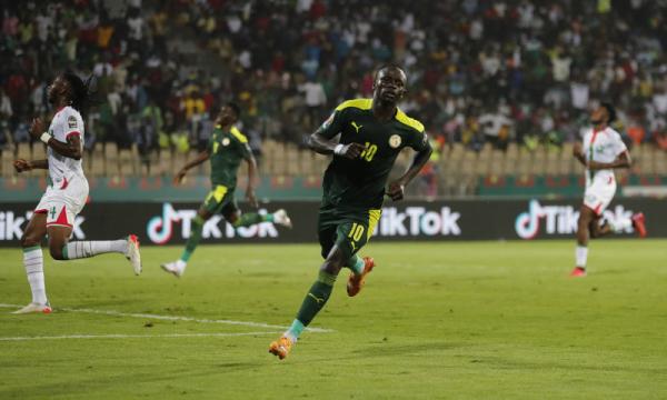 Striker Timnas Senegal, Sadio Mane merayakan gol ke gawang Burkina Faso dalam laga semifinal Piala Afrika 2021 di Stadion Ahmadou Ahidjou, Kamis (3/2/2022). (Foto: REUTERS/Mohamed Abd El Ghany)