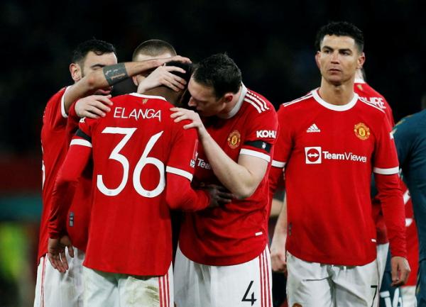Anthony Elanga Winger muda Man United, Anthony Elanga dihibur rekan setimnya seusai gagal mengeksekusi penalti ke gawang Middlesbrough dalam laga Piala FA 2021/2022 di Stadion Old Trafford, Sabtu (5/2/2022). (Foto: REUTERS/Craig Brough)
