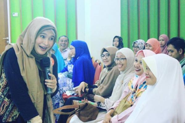 Neno Warisman Artis cantik jadi pendakwah, Neno Warisman.
