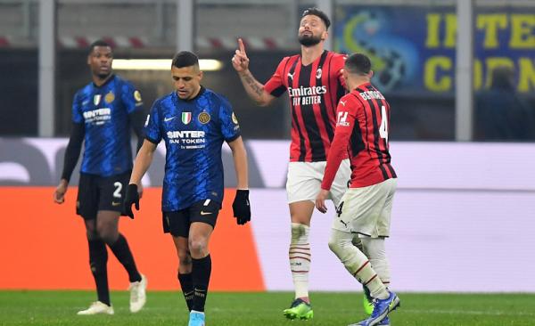 AC Milan Vs Inter Milan AC Milan menang 2-1 atas Inter Milan pada giornata ke-24 Liga Italia di Giuseppe Meazza, Minggu (6/2/2022) dini hari WIB. Giroud mencetak dua gol kemenangan. (Foto: REUTERS/Daniele Mascolo)
